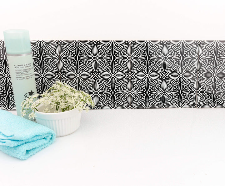 Black white "Celtic Knot" design tile
