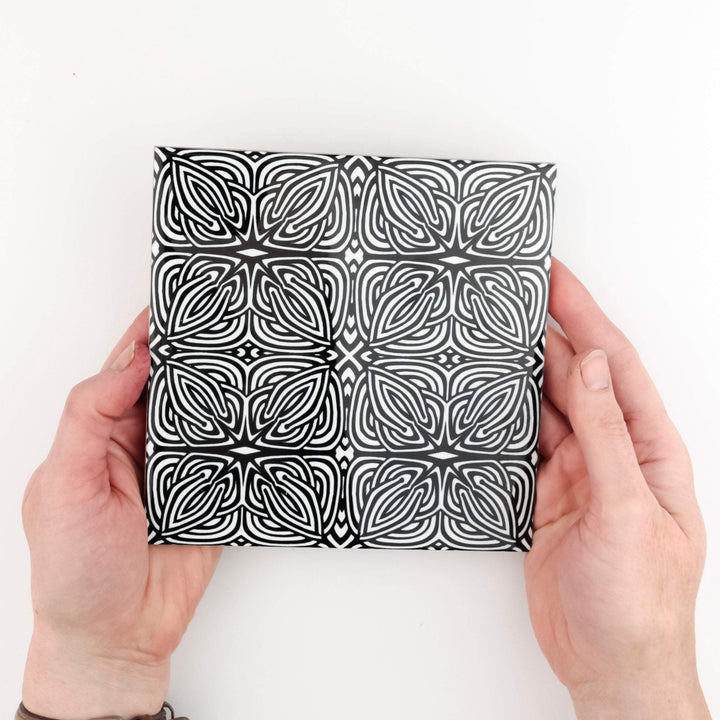 Black white "Celtic Knot" design tile
